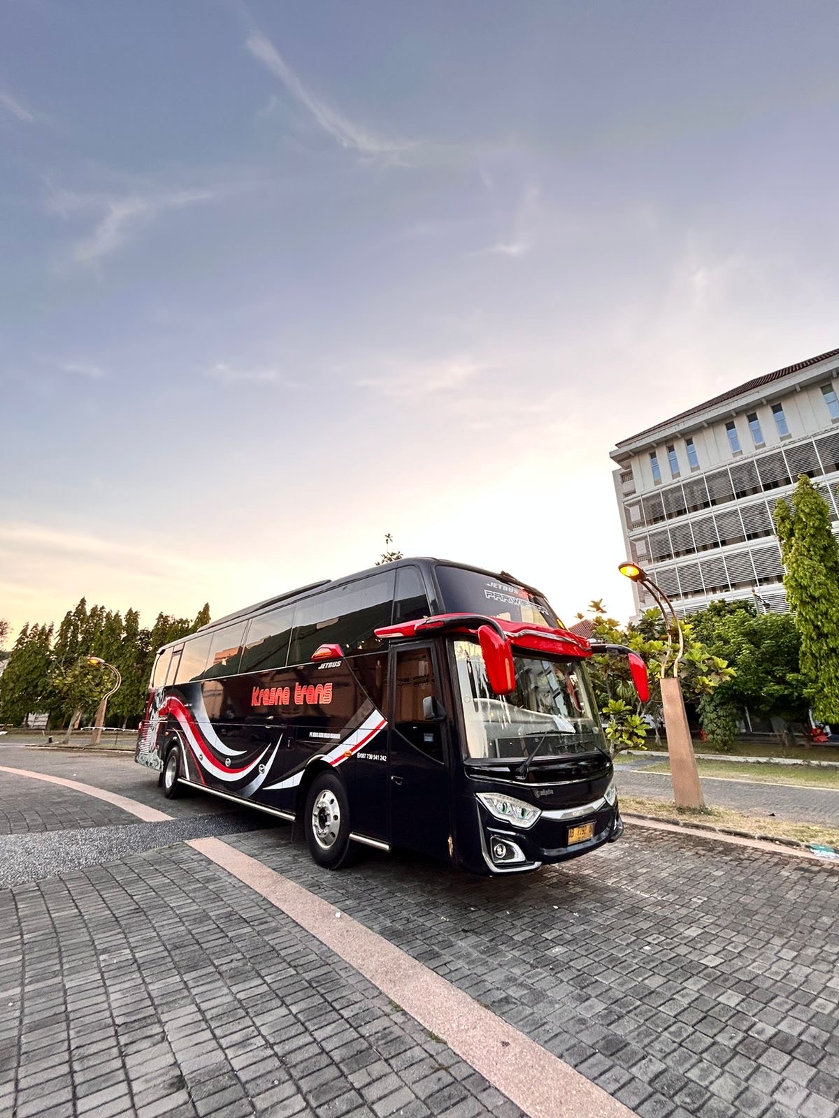 medium bus - 20 Kursi